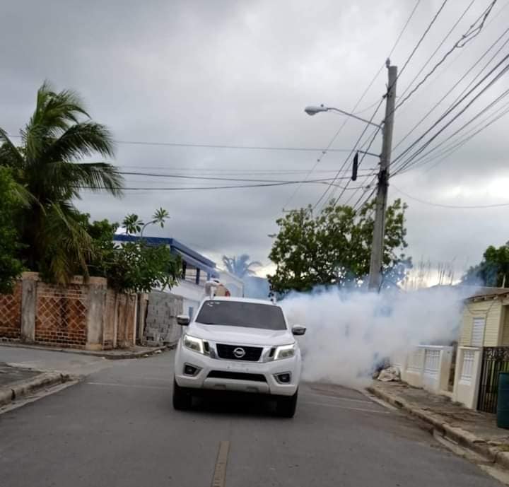 jornada de fumigacion para evitar la propagación del Dengue después del paso de la tormenta fiona